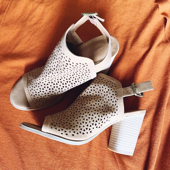 Universal Thread Heeled Chestnut Boots - Picture 2 of 2